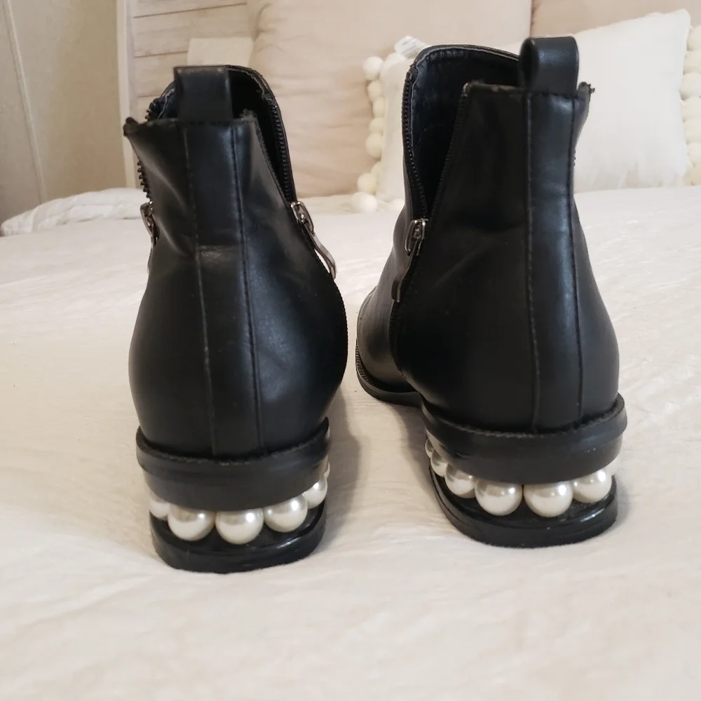 BLACK BOOTIES SIZE 71/2